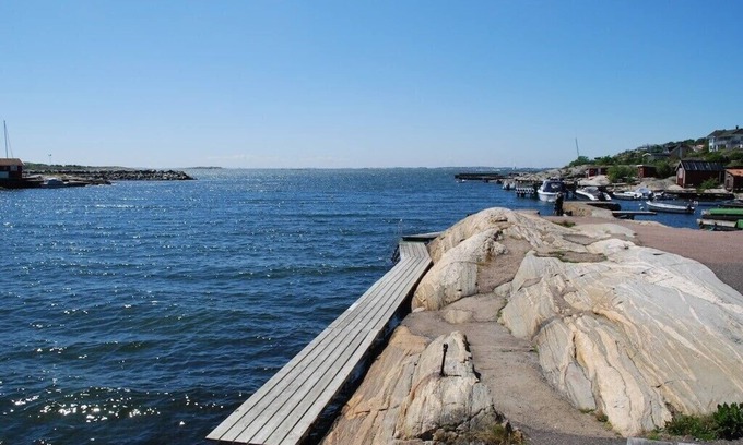 Haellsvik House | Modern New England villa in archipelago environment with large terrace and proximity to swimming.
