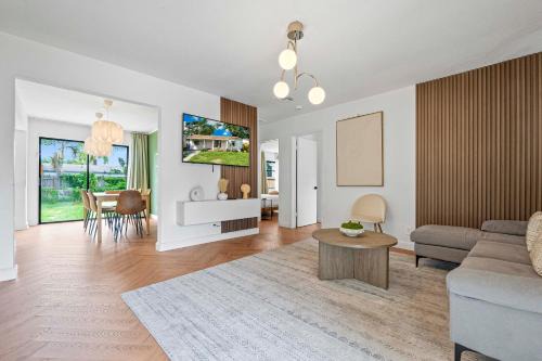 North Andrews Gardens House | Modern Oasis King Bed Pet Friendly 10m to Beach