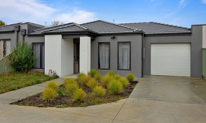 Lake Gardens House | Modern Oasis, Stylish 3 Bedroom Retreat Near Lake Wendouree
