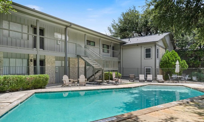 Greater South River City Condo | Modern Pet Friendly Condo w/Pool, Gym, Walk to SoCo, Lake & Downtown Austin