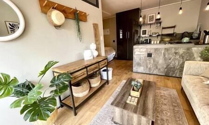 Die Boord House | Modern Private Flat, Aircon, Secure Parking
