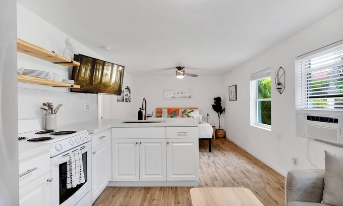 South Palm Park Neighborhood Association Condo | Modern, Quiet & Private Condo w/Fenced Yard