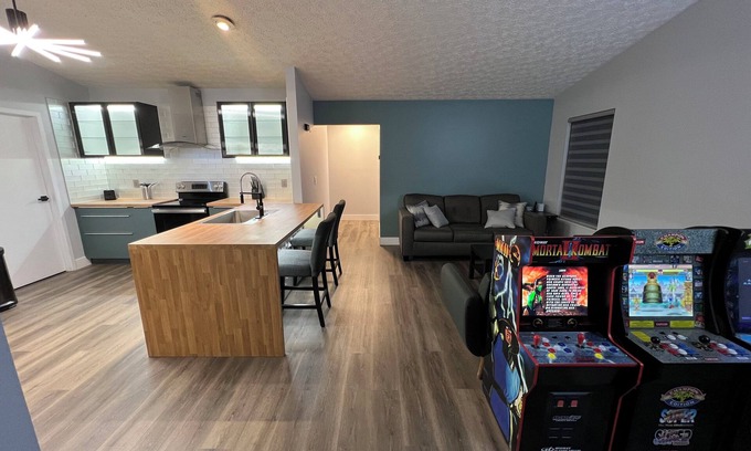 Hilliard House | Modern Renovated Home in Quiet Cul-de-Sac with Arcade Games 15 min from Zoo/OSU