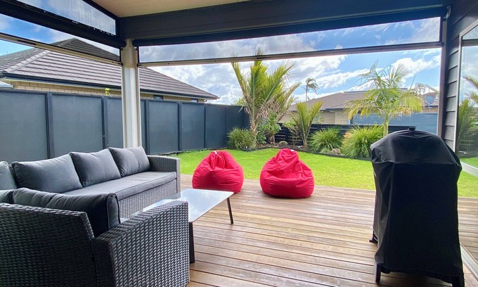 One Tree Point House | Modern retreat, steps to the beach, golf & tennis.