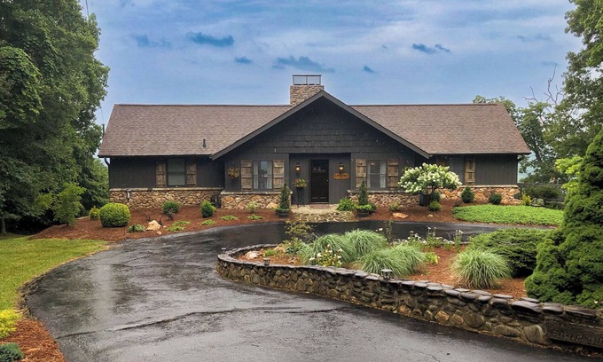 Roaring Gap House | Modern rustic home with spectacular mountain views and sunsets!