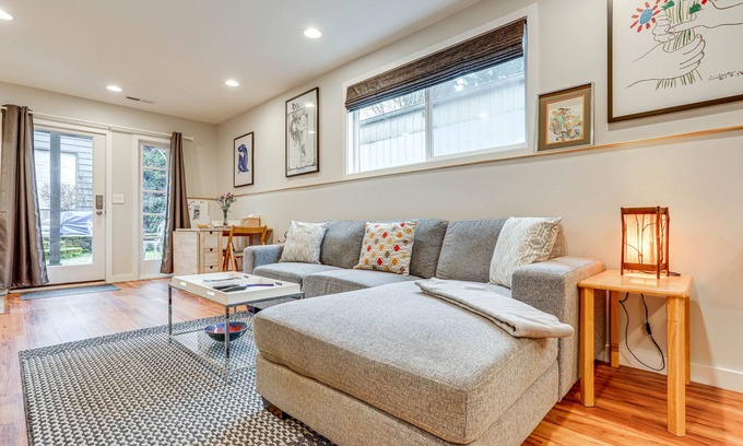 North College Park Apartment | Modern Seattle Apartment ~ 2 Mi to Green Lake!