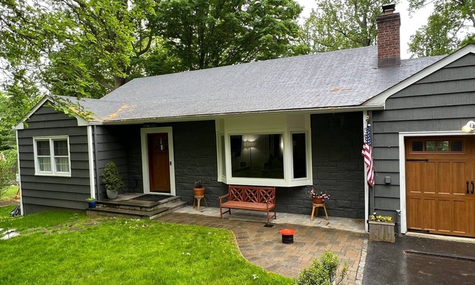 Ardsley House | Modern & Spacious 3-Bedroom Home Family-Friendly Fireplace Patio & BBQ