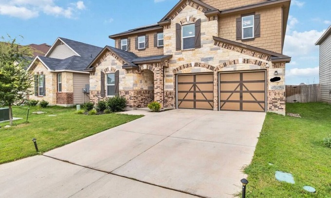 New Braunfels House | Modern Spacious 5-bedroom house with WiFi and Dual Story AC in New Braunfels