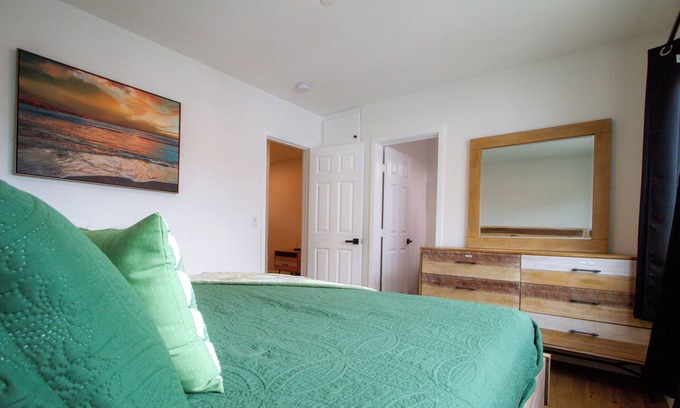 South Wrigley Apartment | Modern+Spacious Apt w/ Parking Garage