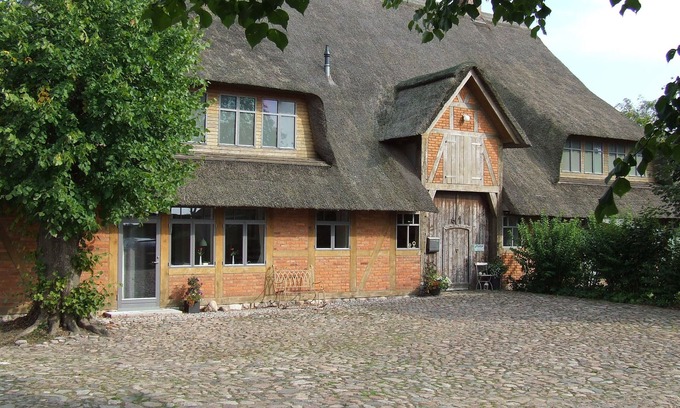 Quarnbek Apartment | Modern studio apartment under thatch