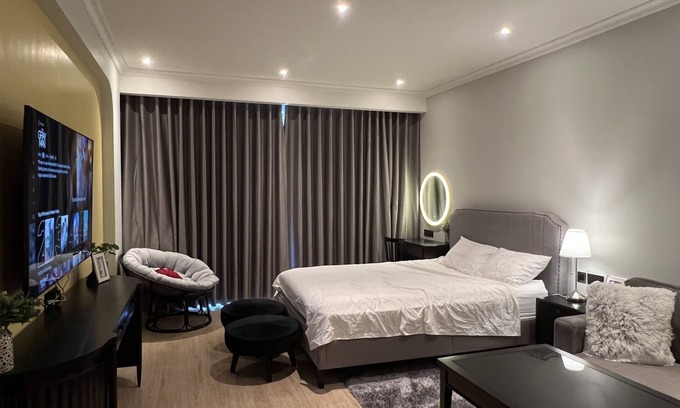 Bai Chay Apartment | Modern studio w/overlooking beach & free Netflix -