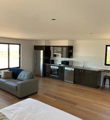 Guyra Apartment | Modern studio with fabulous views