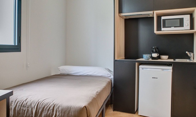 Milagrosa Apartment | Modern Studio with High-Speed Wi-Fi in Pamplona
