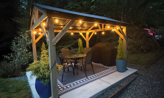 Poulsbo Apartment | Modern studio with hot tub and patio access