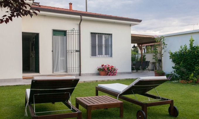 Marina di Carrara House | Modern style house with large enclosed garden.