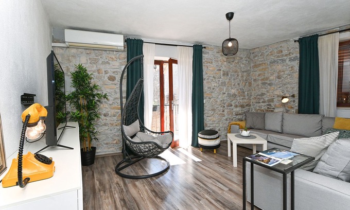 Kastel Kambelovac Apartment | Modern & stylish apartment Kambelovac 1 for up to 5 persons, 150m from the beach