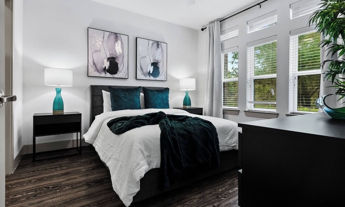 Farmers Branch Apartment | Modern Stylish Suite Luxe Serenity