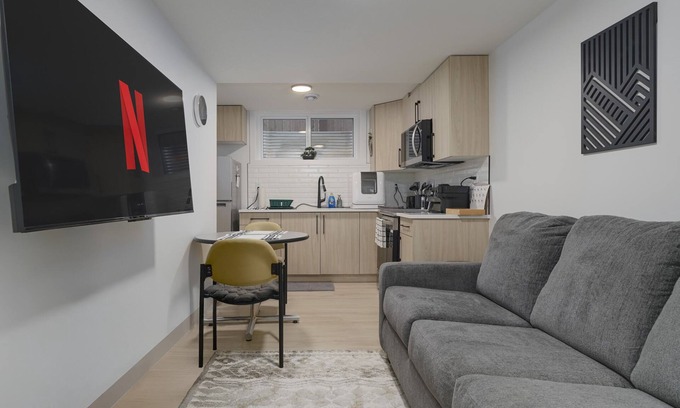 North Central Edmonton House | Modern Suite Near Royal Alex Hospital, LRT, Rogers|Free WiFi, Parking & Netflix