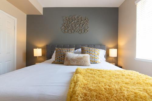 Valencia Apartment | Modern Suitevipwifipool2 King Bedsac