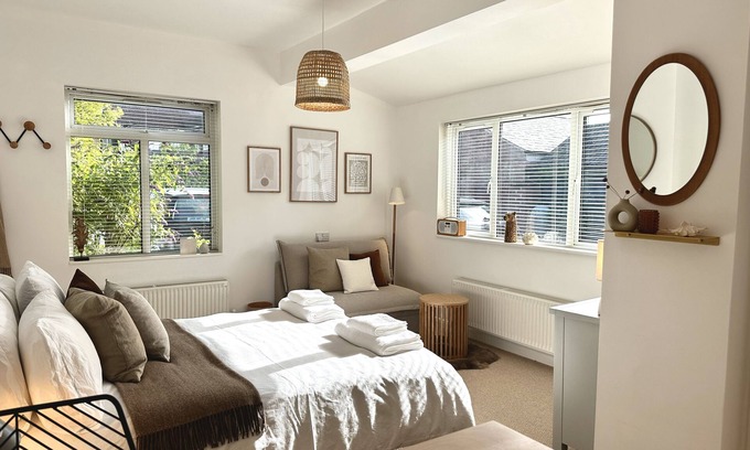 Emsworth Bed & Breakfast | Modern, sumptuous guest suite near the sea with easy parking and close to A3/M27