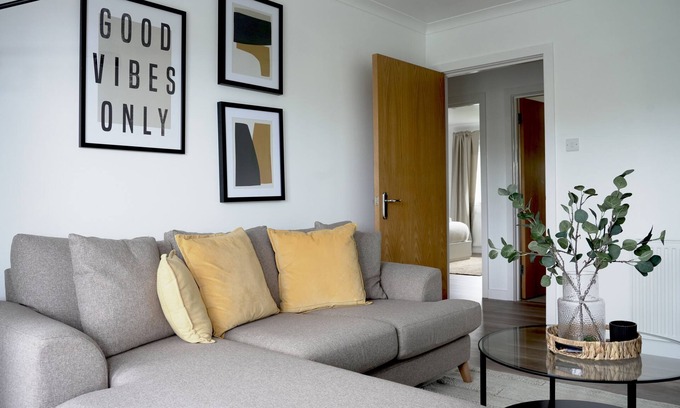 Coatbridge Apartment | Modern Sunnyside Penthouse