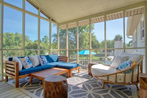 West Newton House | Modern-Sunroom-15min to DwnTwn-Grps-Kids-Firepit