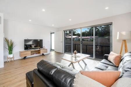 Blackmans Bay House | Modern Townhouse in the Bay 500m to beach