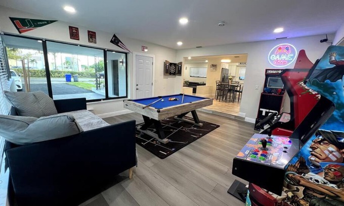 Highland Garden House | Modern Tropical Oasis with Arcade, HotTub & MiniGolf