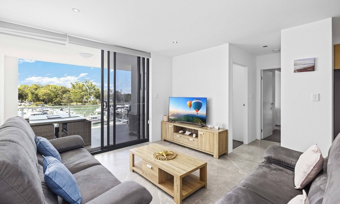 Sandstone Point Apartment | Modern Unit on the Marina