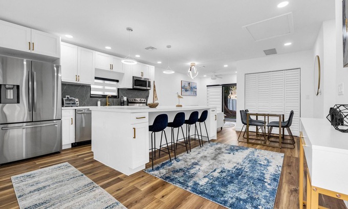 Edgewood House | Modern Updated Home - Pet Friendly - 15 min or less to airport/beach/downtown