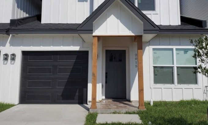 Mission House | Modern upscale townhome 5min drive from shopping,restaurants,movies,mall