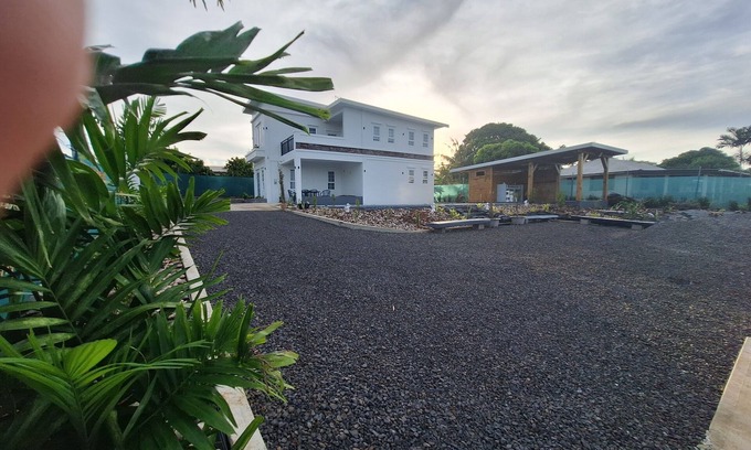 Apia Villa | Modern villa with an elevated landscape overlooking the Ocean.n7 min to Apia