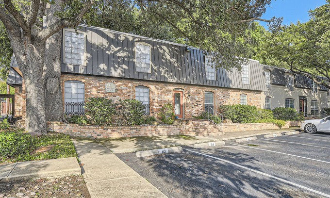 Dallas House | Modern Woodland Stay – 5 Min from UT Southwestern