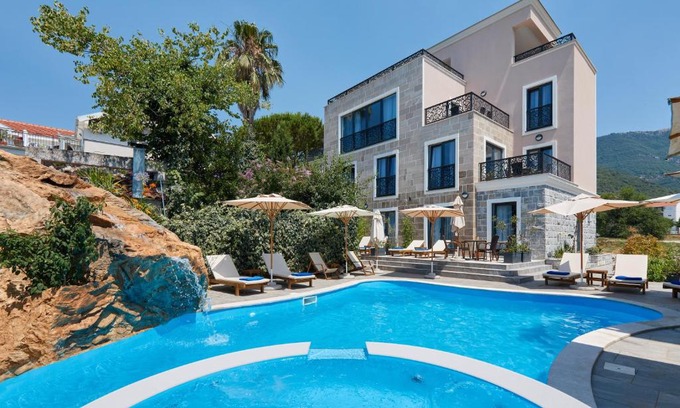 Donja Lastva Apartment | Moderna Luxury Apartments with HEATED pool