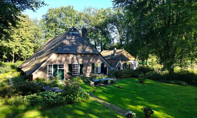Heerde House | Moderne Loft in Rijksmonumentale Schuur op Prachtig Landgoed