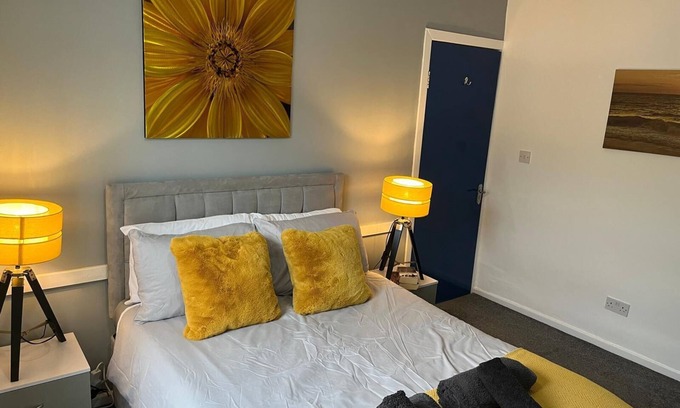 Runcorn House | Modernised 4bed stay-away-home in Runcorn sleeps 7