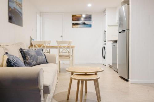 Moffat Beach Apartment | Moffat Beach Coastal Contemporary Unit B