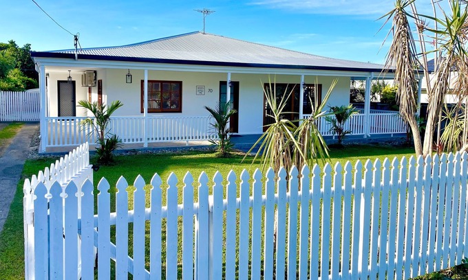 Palm Cove Cottage | Mojo’s Salt & Pepper Cottage, 500m to beach