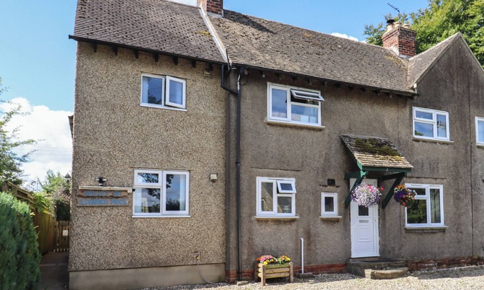 Nether Westcote Cottage | MOLLY'S BIT, pet friendly, with a garden in Bourton-On-The-Water