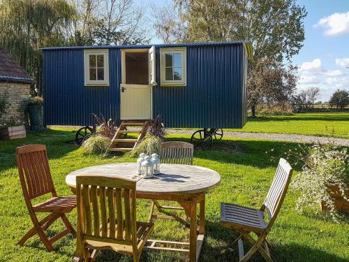 Bampton House | Molly The Shepherds Hut