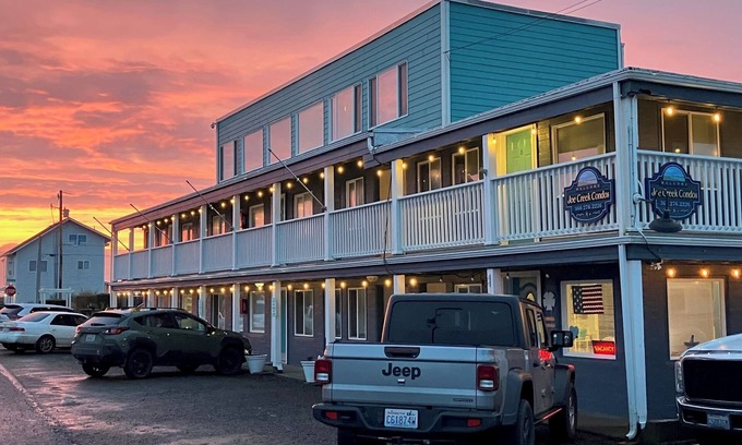 Pacific Beach Apartment | Moments to beach. Two queen beds, full kitchen with essentials. Dog friendly.