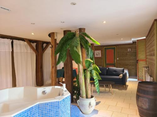 Saint-Leonard-de-Noblat Apartment | Mon Jacuzzi privé sur les pas de Compostelle