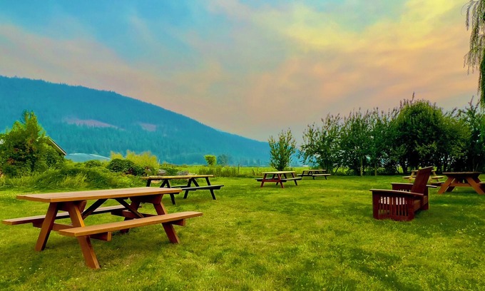 Sicamous Hotel | Monashee Motel