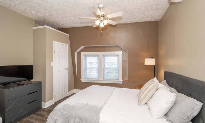 Newport Condo | Monmouth Loft 3 | Heart of Newport