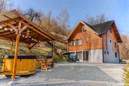 Avram Iancu Cabin | Montain Wild Chalet with Wooden Hot Tub