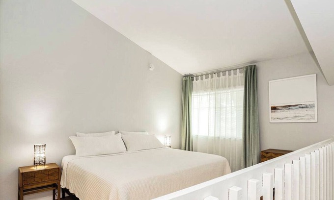 Paradise House | Monthly – 1BR Loft Townhome w/Workspace, King Bed & Private Patio
