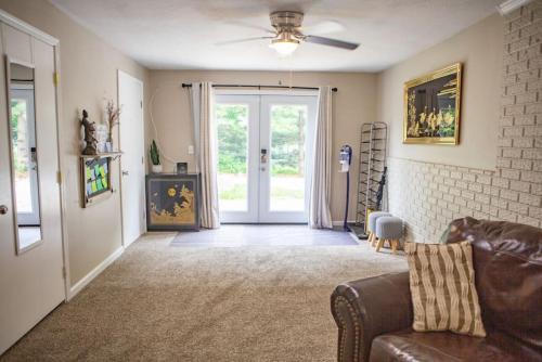 Brookline Station Apartment | Moon River Smart-Suite near Interstate 44 and Airport
