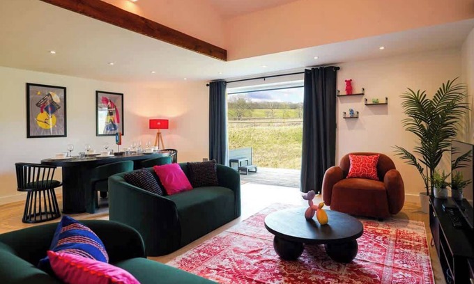 Godstone Apartment | Moonlight Lodge - 4 bedroom Barn with Hot Tub!