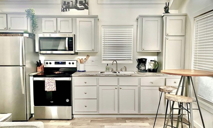 Govalle House | Moonshine Cottage. Free Bikes. Sweet Spring Stay