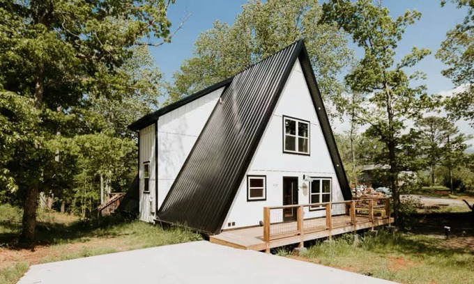 Wears Valley Cabin | Moonshine Modern! Luxury Design, Hot Tub, Fishing!